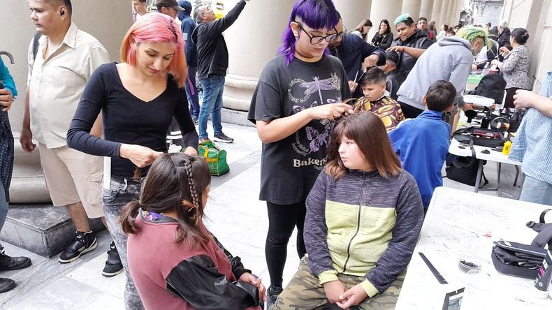 También hubo servicio de peluquería para los excluidos. También hubo servicio de peluquería para los excluidos.