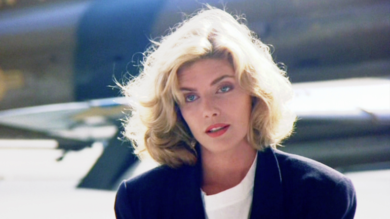 En películas como Top Gun, Kelly McGillis alcanzó la fama antes de alejarse del cine comercial.