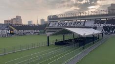 El estadio de Santos fue el lugar donde se llevó a cabo el velatorio de Pelé. El estadio de Santos fue el lugar donde se llevó a cabo el velatorio de Pelé.