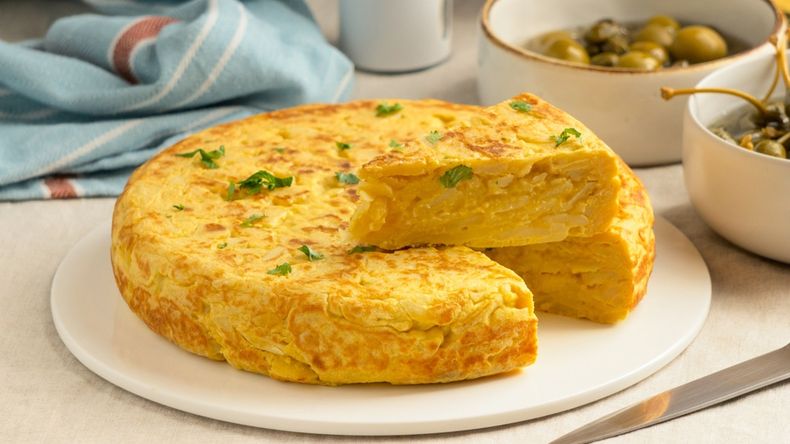 El truco para cocinar una tortilla de papas rellena y que quede rica e impecable.