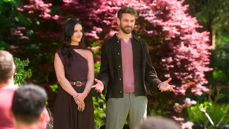 La historia sigue a un grupo de solteros de distintas generaciones que conviven en una lujosa casa con la misión de encontrar a su pareja ideal