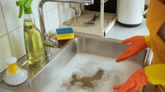 Este es el truco para evitar que los restos de comida tapen la bacha de la cocina.