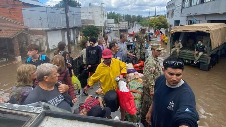 La Armada Argentina y otras fuerzas colaboran con las tareas de evacuación.