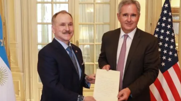 El embajador de EEUU Peter Lamelas junto al canciller Pablo Quirno.