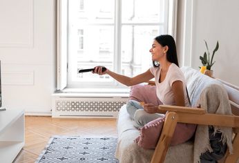 C5N | mujer viendo television