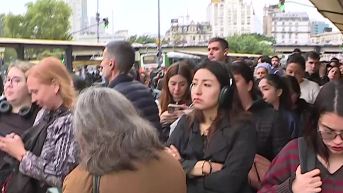Sigue la baja frecuencia de colectivos: demoras y largas filas en Constitución, Retiro y Liniers