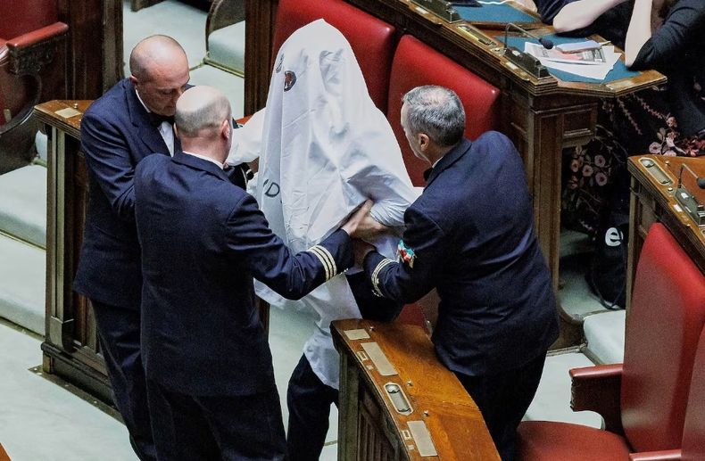 Riccardo Magi disfrazado de fantasma.