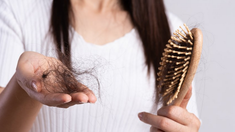 Se te puede caer el cabello semanas después de contagiarte Covid-19. Se te puede caer el cabello semanas después de contagiarte Covid-19.