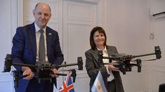 Bullrich junto al subsecretario de Exteriores británico, Philip Barton.