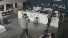 Un hombre quería identificar a un ladrón y amenazó con una maza a empleados de monitoreo. Un hombre quería identificar a un ladrón y amenazó con una maza a empleados de monitoreo.