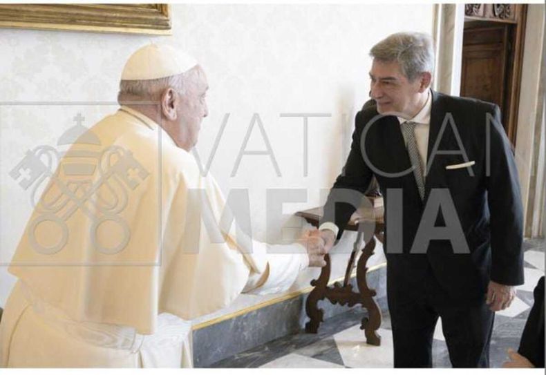 Horacio Rosatti junto al Papa en el Vaticano.