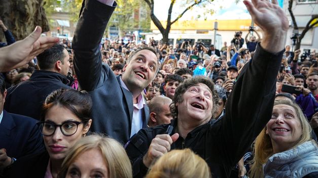 Adorni, junto a Milei y su hermana Karina en plena campaña.