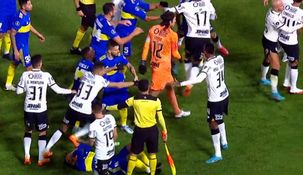 Los jugadores se pelearon en pleno campo de juego.