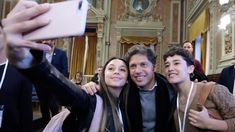 El gobernador escuchó las demandas de alumnos y alumnas.