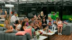 Dos participantes buscan separar a una de las parejas. Dos participantes buscan separar a una de las parejas.