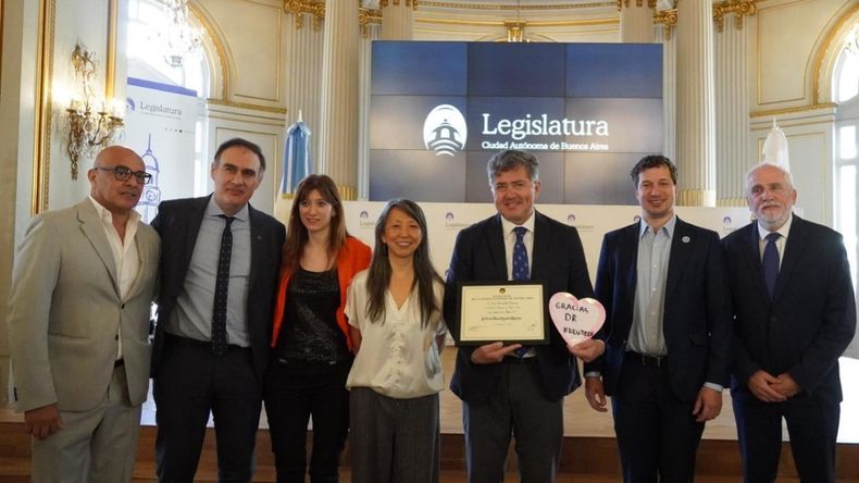El hijo del Dr. Guillermo Kreutzer con el diploma de Personalidad Destacada para su padre