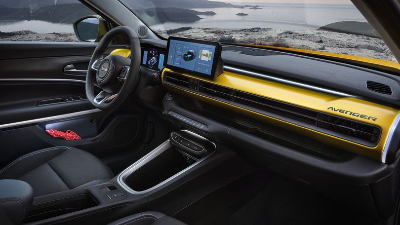 Interior minimalista y con buena presencia de guardaobjetos.