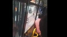 Tras un choque, el conductor de camioneta empezó a destrozarun colectivo Tras un choque, el conductor de camioneta empezó a destrozarun colectivo