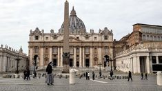 La Plaza San Pedro, símbolo de la Iglesia Católica. La Plaza San Pedro, símbolo de la Iglesia Católica.