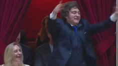 Javier Milei se sumó a los cánticos de ¡Presidente, presidente! en la Cámara de Diputados. Javier Milei se sumó a los cánticos de ¡Presidente, presidente! en la Cámara de Diputados.