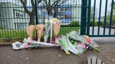 Familiares, amigos y compañeros dejan flores en honor a Madeline. Familiares, amigos y compañeros dejan flores en honor a Madeline.