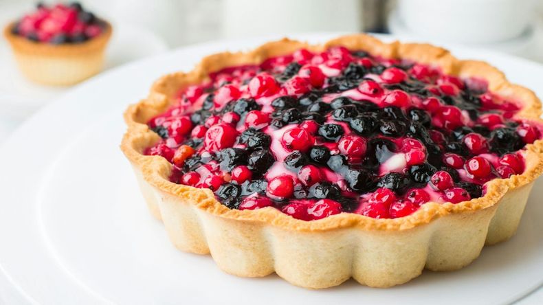 La tarta de arándanos, considerada una obra maestra culinaria, captura la esencia del verano con su vibrante color azul y su sabor dulce y refrescante. 