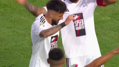 Sánchez festeja su tanto. Sánchez festeja su tanto.