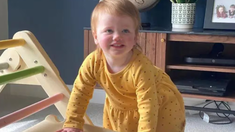 La niña nació completamente sorda debido a una condición genética y ahora puede oír sin ayuda por primera vez. La niña nació completamente sorda debido a una condición genética y ahora puede oír sin ayuda por primera vez.