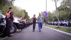 Mayra Mendoza y Sergio Berni entregaron nuevas unidades a la Policía de la provincia.