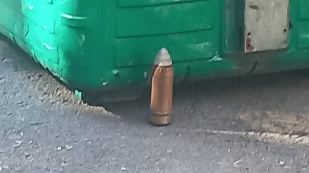 La munición bélica fue descubierta por un vecino en la intersección de las calles Francisco Seguí y Lafinur.