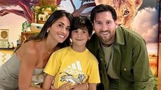 Antonela Roccuzzo y Lionel Messi con Ciro. Antonela Roccuzzo y Lionel Messi con Ciro.