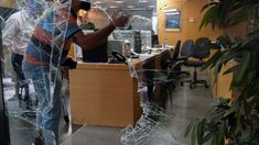 Una mujer entró a un banco armada y amenazó a los empleados. Una mujer entró a un banco armada y amenazó a los empleados.