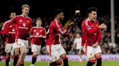 El zaguero argentino festeja con sus compañeros en Londres. El zaguero argentino festeja con sus compañeros en Londres.