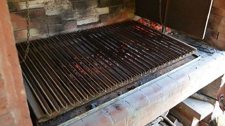 Al limpiar la parrilla después de hacer un asado, guardarse las cenizas para limpiar las cacerolas.