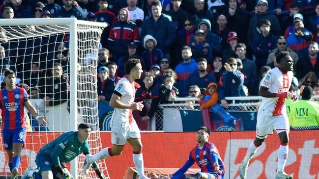 Huracán se impuso en el Bajo Flores contra San Lorenzo.