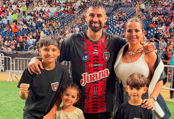Lucas Trejo junto a su familia.