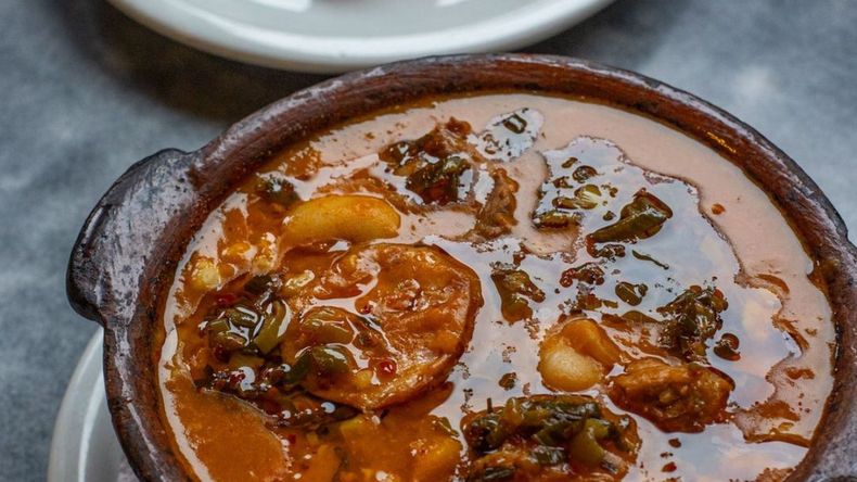 En el barrio porteño de Parque Chacabuco, Mondongo & Coliflor se destaca como un bodegón que celebra la cocina clásica argentina con un toque hogareño y familiar.