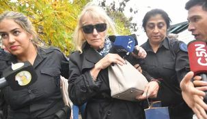 Beatriz Viegas y Claudia Sbabo declararon en Comodoro Py por la venta de su departamento en Caballito a Manuel Adorni. Beatriz Viegas y Claudia Sbabo declararon en Comodoro Py por la venta de su departamento en Caballito a Manuel Adorni.