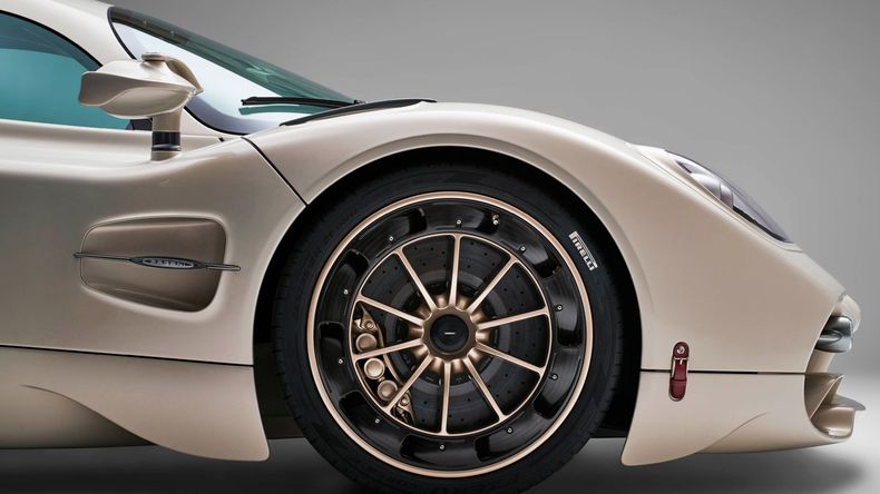 Los neumáticos son Pirelli y tienen distinta medida los delanteros con los traseros.