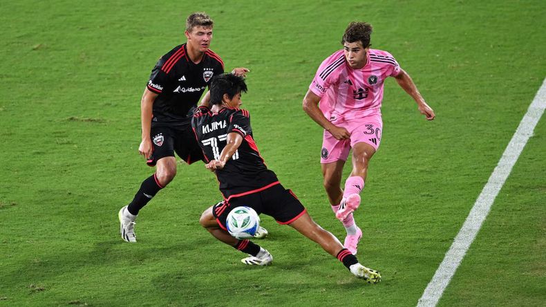 Benjamín Cremaschi, de Inter Miami, escapa ante la marca del japonés Hosei Kijima.