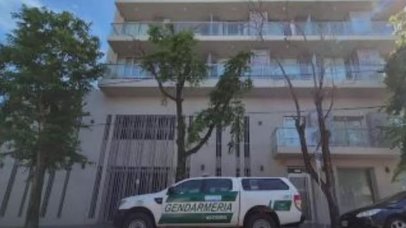 La camioneta de Gendarmería Nacional en la puerta de los edificios allanados en la causa contra el senador Edgardo Kueider. 