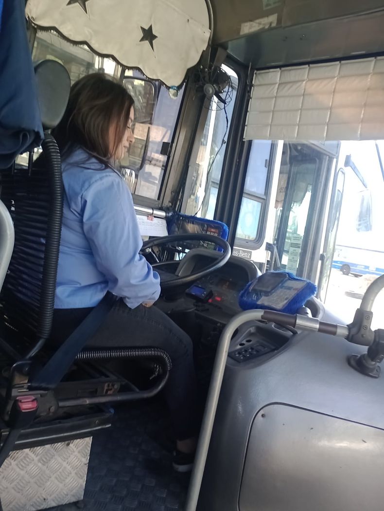 Verónica Milagros Noriega de 23 años trabaja en Transporte Escalada, en la línea 169.