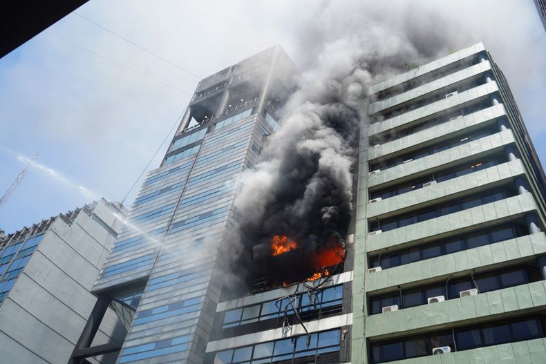 El fuego se originó en los pisos 6 y 7.