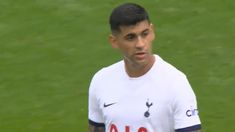Cuti Romero convirtió un gol en contra e hizo un penal en el partido ante Arsenal