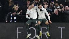 Garnacho festeja con Buonanotte su gol en Chelsea.