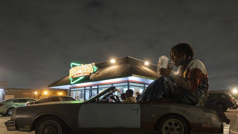 Del gran cineasta Boots Riley (Perdón por molestarte), Soy Virgo es un viaje sobre la vida de Cootie, un joven negro de 4 metros en Oakland, California. Al crecer escondido, Cootie experimenta la belleza y las contradicciones del mundo por primera vez. Crea amistades, encuentra el amor, se enfrenta a situaciones incómodas y se encuentra con su ídolo, un superhéroe real llamado El Héroe