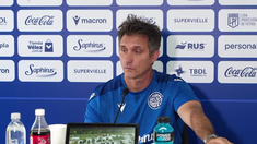 Guillermo Barros Schelotto piensa en el choque del domingo. Guillermo Barros Schelotto piensa en el choque del domingo.