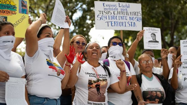 Familiares de presos políticos protestaron frente a la sede del Ministerio Público, en Caracas, en diciembre de 2024.