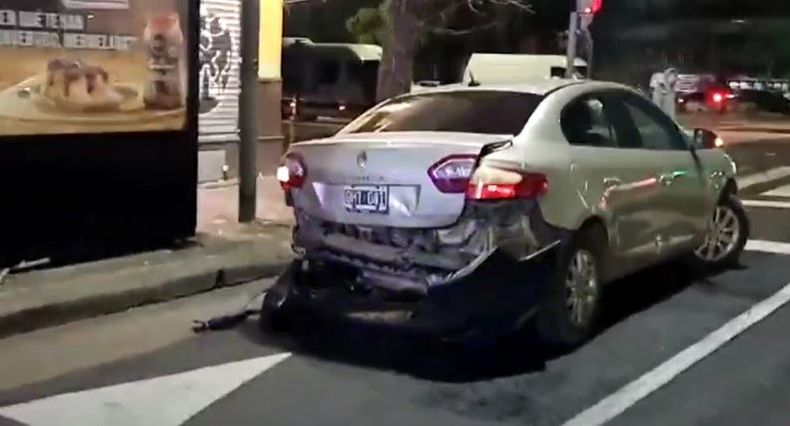 Así quedó la trompa del segundo auto involucrado en el choque de la Av. San Juan y 9 de Julio. 