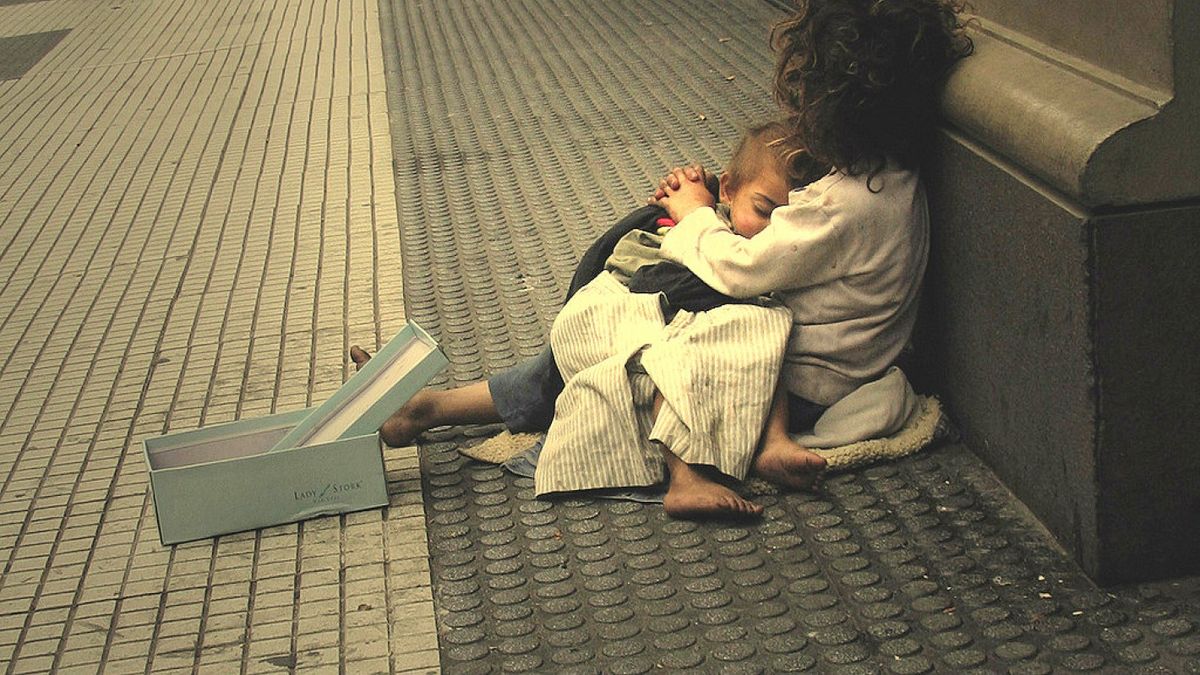 Según UNICEF, la pobreza infantil bajó al 42,3% en